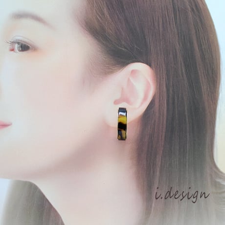 べっ甲風C字型ピアス