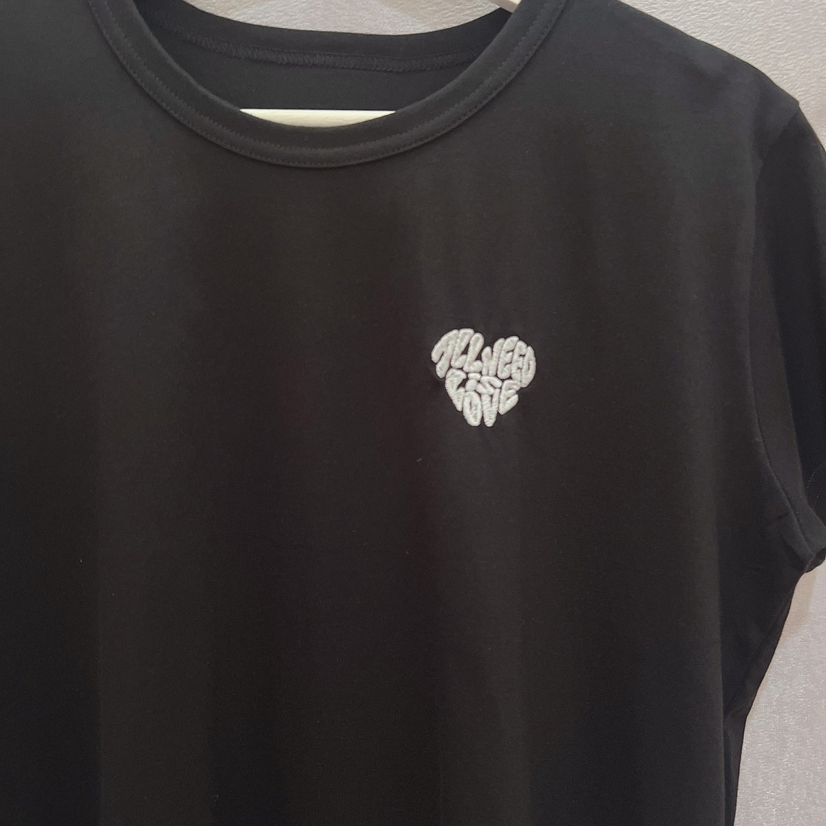 ハートロゴラメ刺繍コンパクトTシャツ△【8月中旬お届け予定
