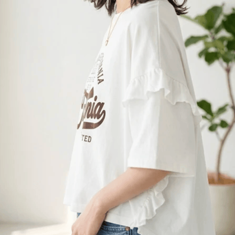 袖フリルロゴTシャツ
