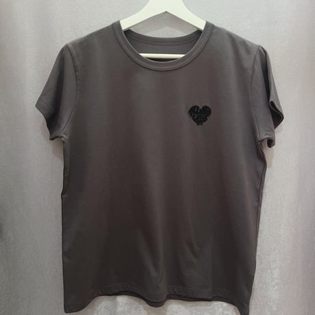 ハートロゴラメ刺繍コンパクトTシャツ