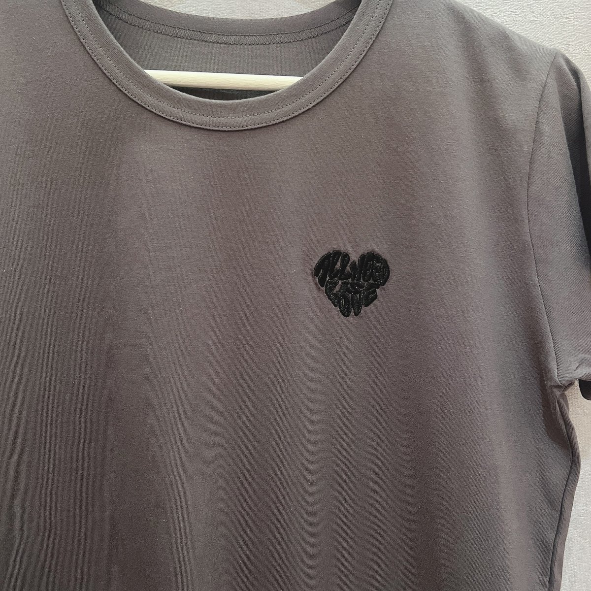 ハートロゴラメ刺繍コンパクトTシャツ | Minayo Select ハートロゴラメ刺繍コンパクトTシャツ | Minayo Select