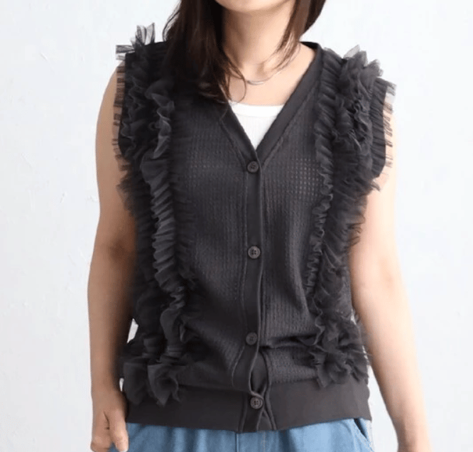 フリルのデザインが可愛いVネックベスト | 渡辺美奈代オフィシャル