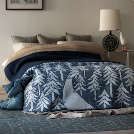 KLIPPAN"ウールブランケット シングル / HOUSE IN THE FOREST(ネイビー)"