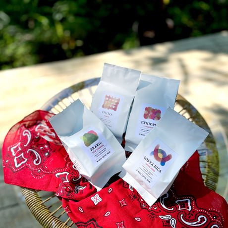 【✨️送料無料✨️】COFFEE BOOK付フレーバーが楽しめるコーヒー豆４種セット（100g ✕ 4袋）