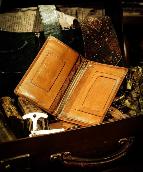 Leather 9P England  engraving vintage Bi-fold wallet