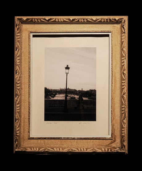 右岸から左岸へ歩く男[Photo +Frame SET]