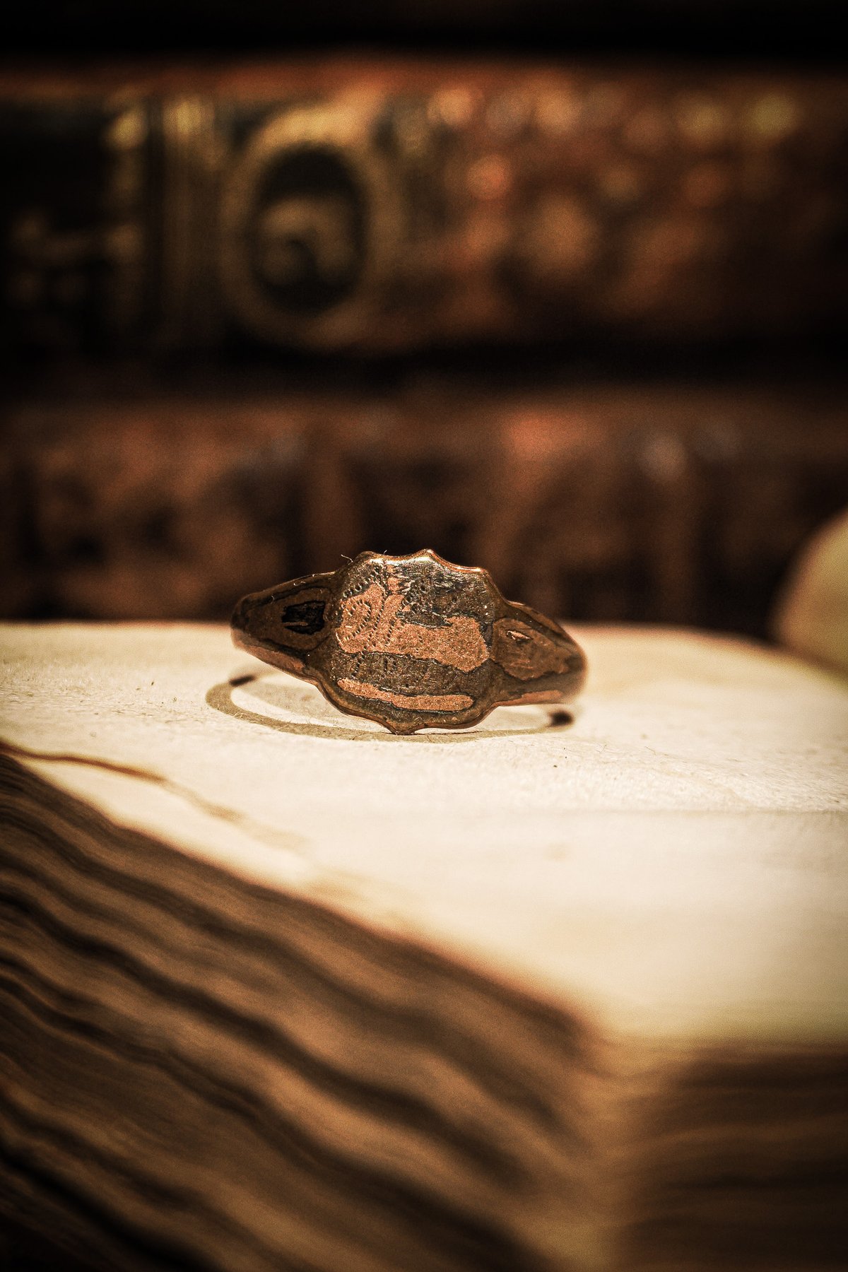 レアアンティーク vintage RING Night戦士 彫り込み UK 【公式通販】