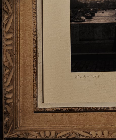 右岸から左岸へ歩く男[Photo +Frame SET]