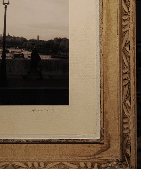右岸から左岸へ歩く男[Photo +Frame SET]