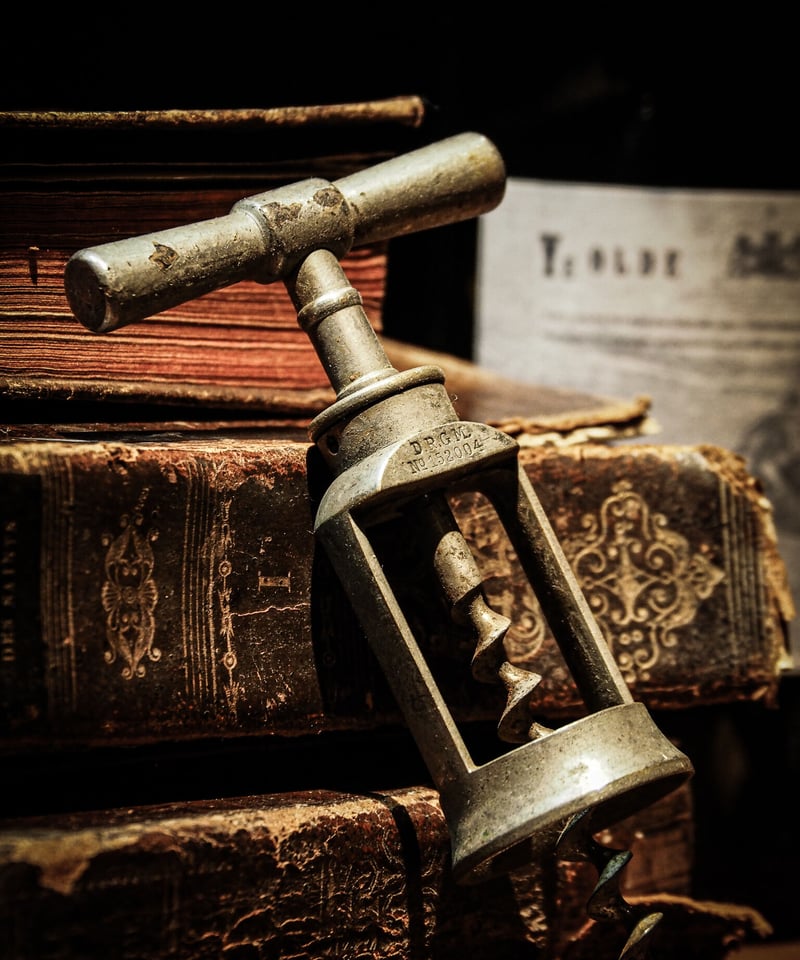 鉤爪が掴むのは何 / Antique Victorian Desktop