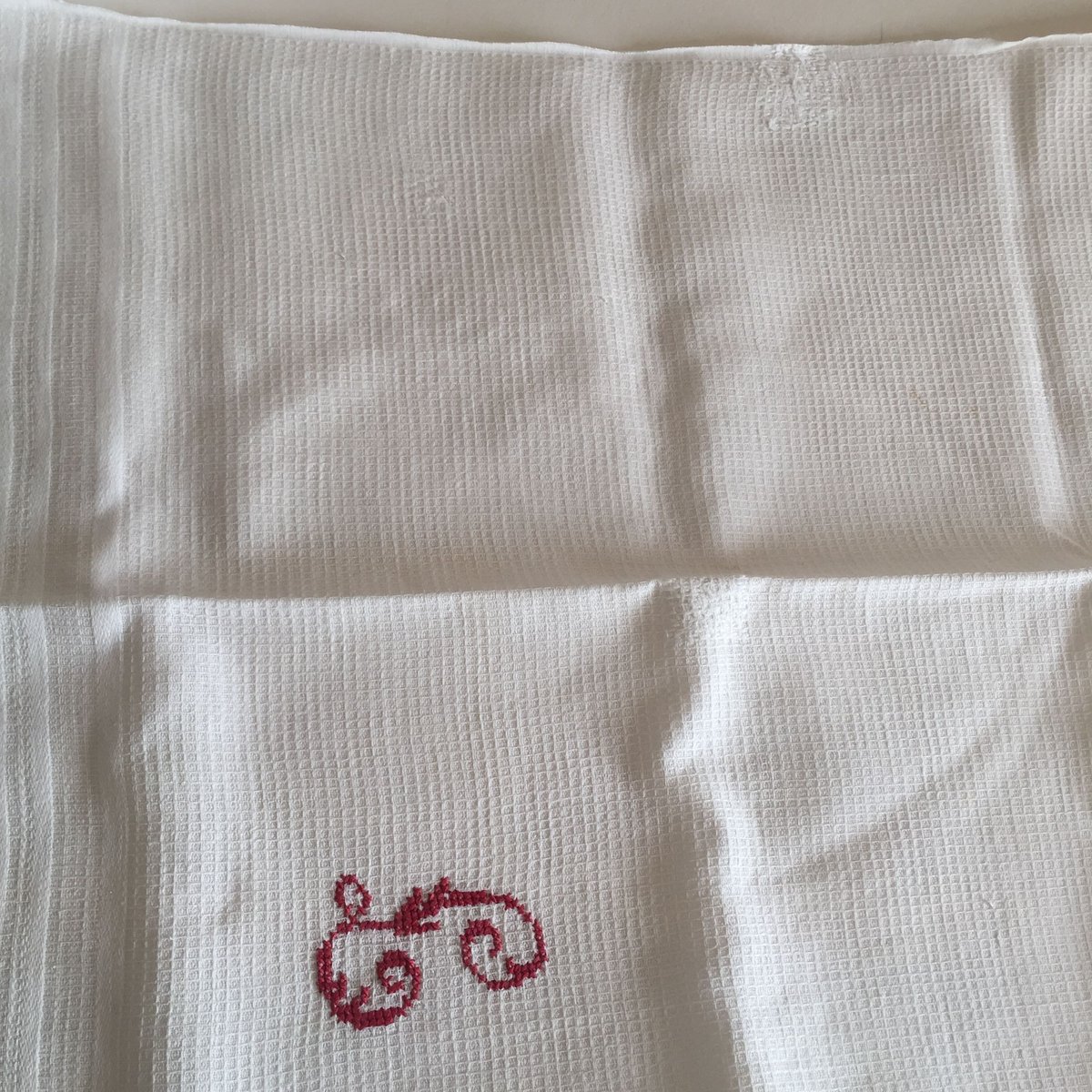 アンティークバスク織り緻密な織模様クロス 赤＆ネイビー イニシャル