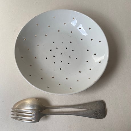 19世紀　サルグミンヌ？　アシエット・パソワール　白い陶器