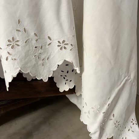 1900年　ドラ　メティス　スカラップとアジュレ　イニシャルRP　刺繍