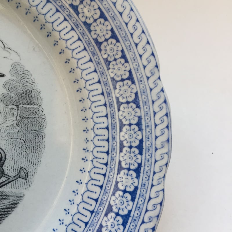 超美品19世紀ショワジー　可愛い小花レリーフ皿　フランスアンティーク 美品19世紀ショワジー 可愛い小花レリーフ皿 フランス
