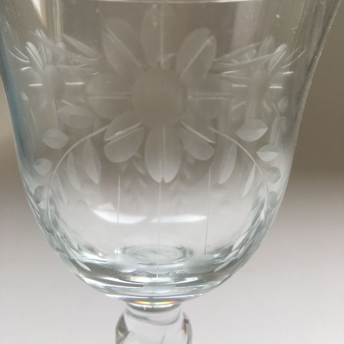 アンティーク　カットガラスの器　お花の形 アンティーク カットガラスの器 お花の形