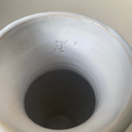 20世紀中期　マリコルヌ　エミール・テシエ　ヴァーズ　小花モチーフ　白い陶器