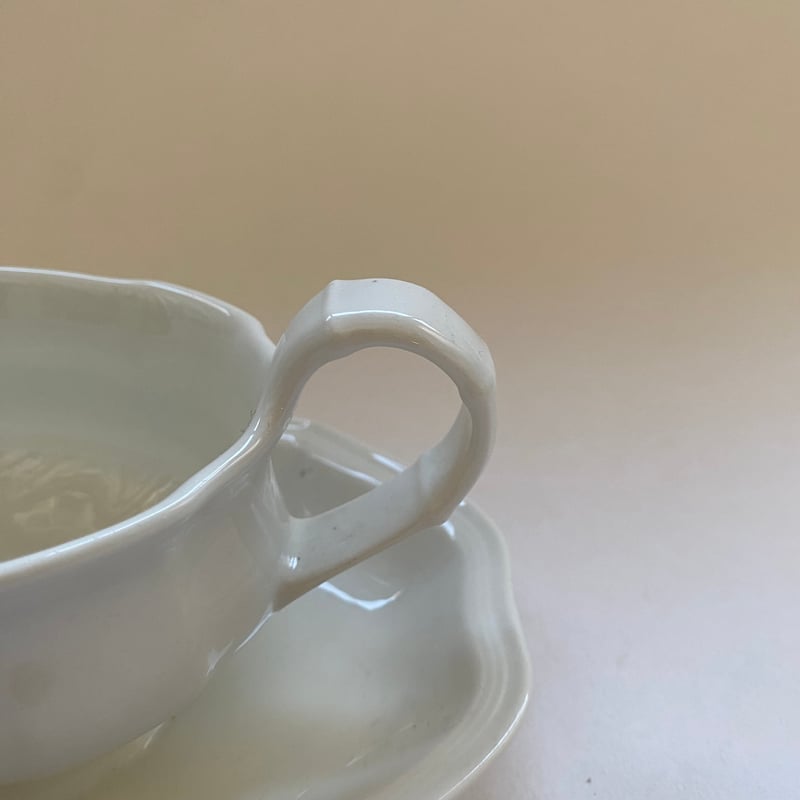 ベルギーBoch 白い陶器製ソーシエール ベルギーBoch 白い陶器製ソーシエール