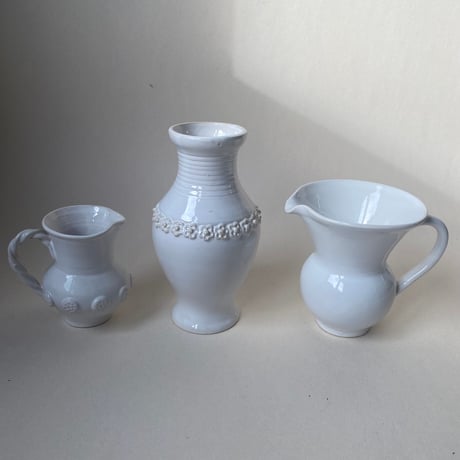 20世紀中期　マリコルヌ　エミール・テシエ　ヴァーズ　小花モチーフ　白い陶器