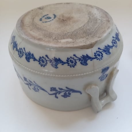 １９３０年代　サン・ユーズ　キャセロール　グレ　ブルーの小花柄