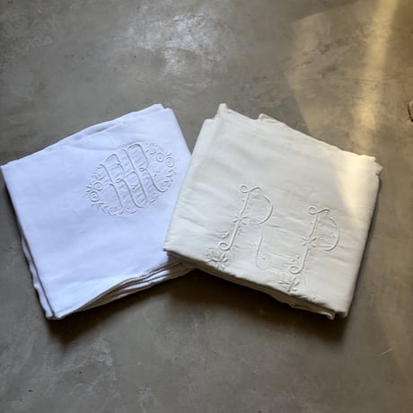 1900年　ドラ　メティス　スカラップとアジュレ　イニシャルRP　刺繍