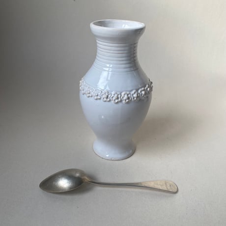 20世紀中期　マリコルヌ　エミール・テシエ　ヴァーズ　小花モチーフ　白い陶器