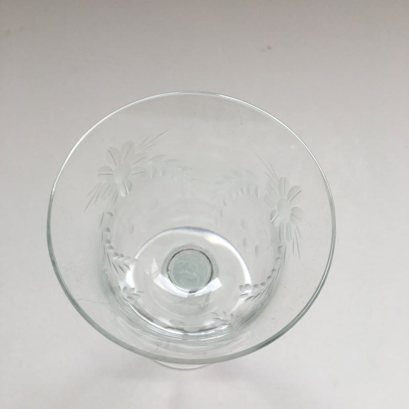 アンティーク　カットガラスの器　お花の形 エナメル彩 四葉のクローバーと白いお花のゴブレット