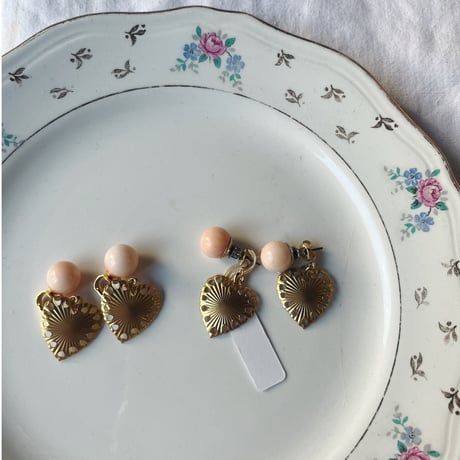 HUE ヒュー  Metal heart catch pierced earrings【Pink coral】