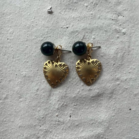 HUE ヒュー  Metal heart catch pierced earrings【Black Onyx】