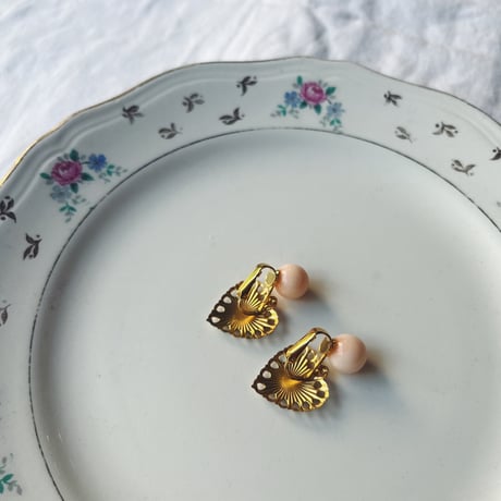 HUE ヒュー  Metal heart catch pierced earrings【Pink coral】