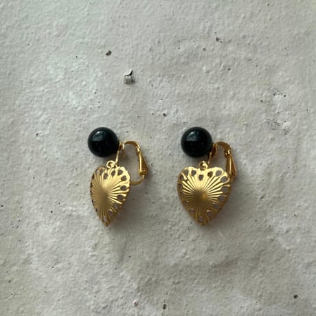 HUE ヒュー  Metal heart catch pierced earrings【Black Onyx】