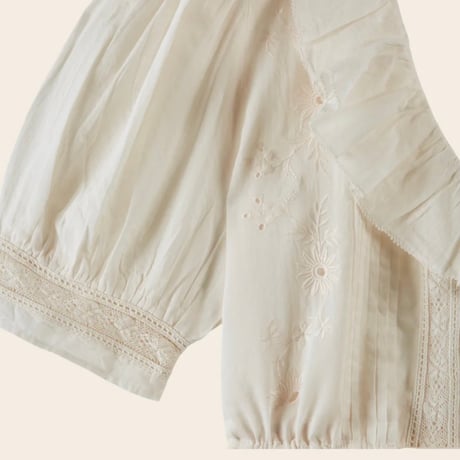 EMILE ET IDA エミールエイダ  フリルVネックショートスリーブブラウス(２colors)