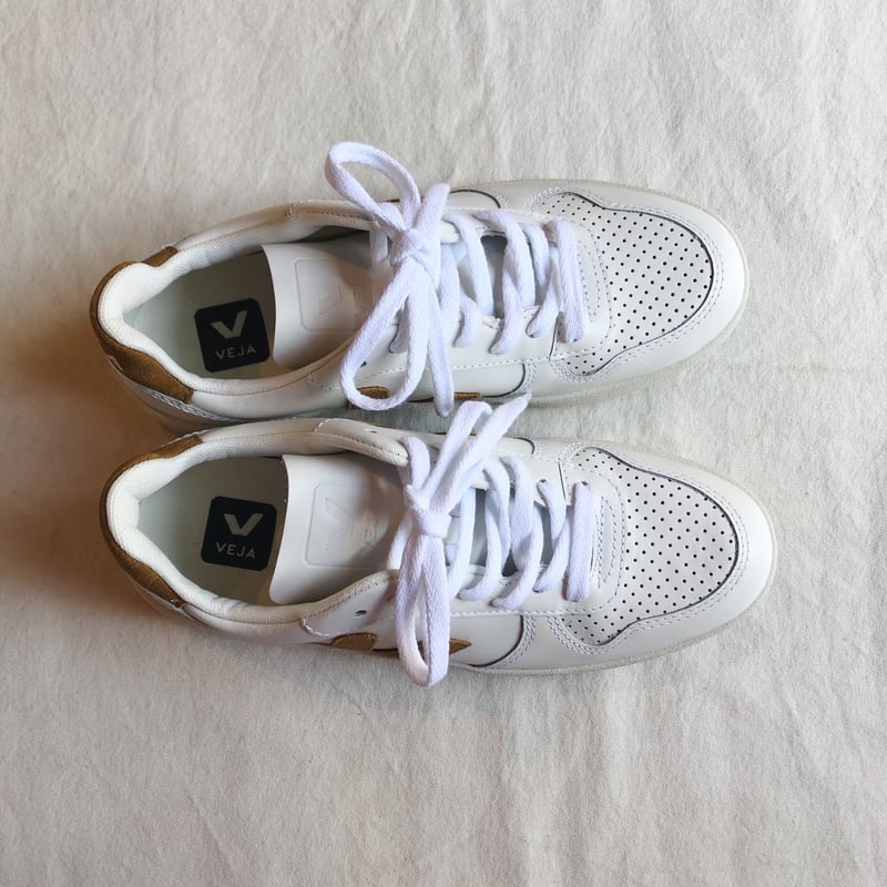 VEJA ヴェジャ V-10 レザーマスタードスニーカー EXTRA-WHITE C VEJA ヴェジャ V-10 レザーマスタードスニーカー EXTRA-WHITE C
