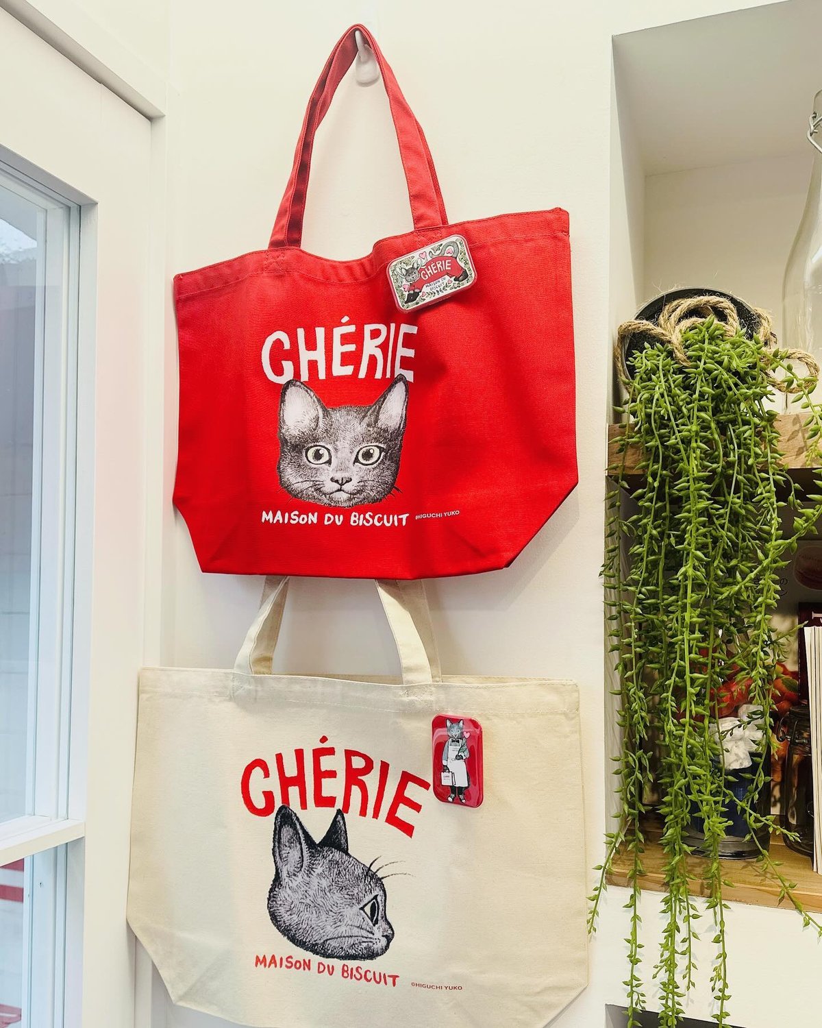①CHÉRIE×ヒグチユウコ/限定LEOトート2種類缶バッチ付き 色めい
