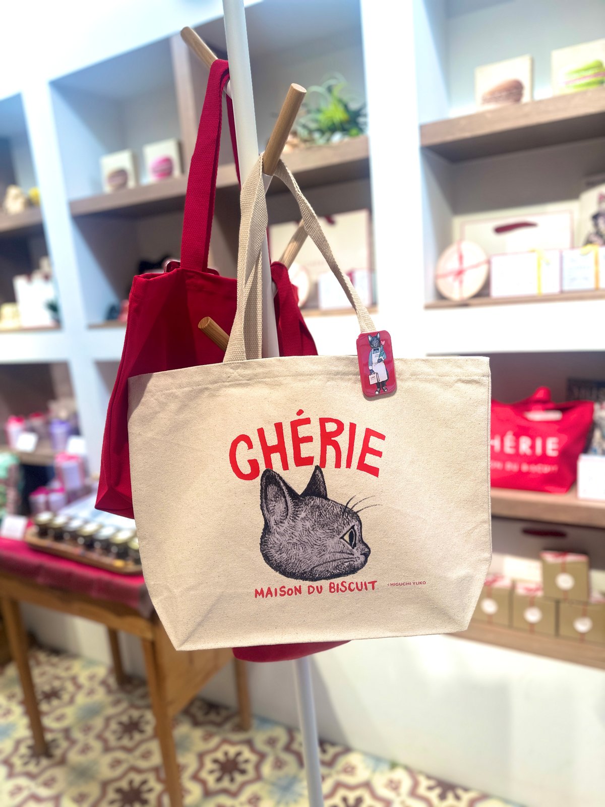 新品】 CHÉRIE×ヒグチユウコ/限定LEOトート2種類缶バッチ付き 【即納