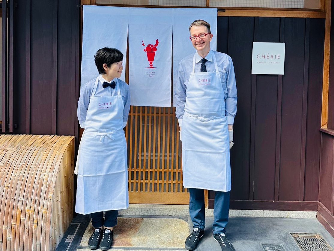 CHÉRIE オリジナルエプロン（白） Cherieロゴ刺繍入りエプロン フルサイズ