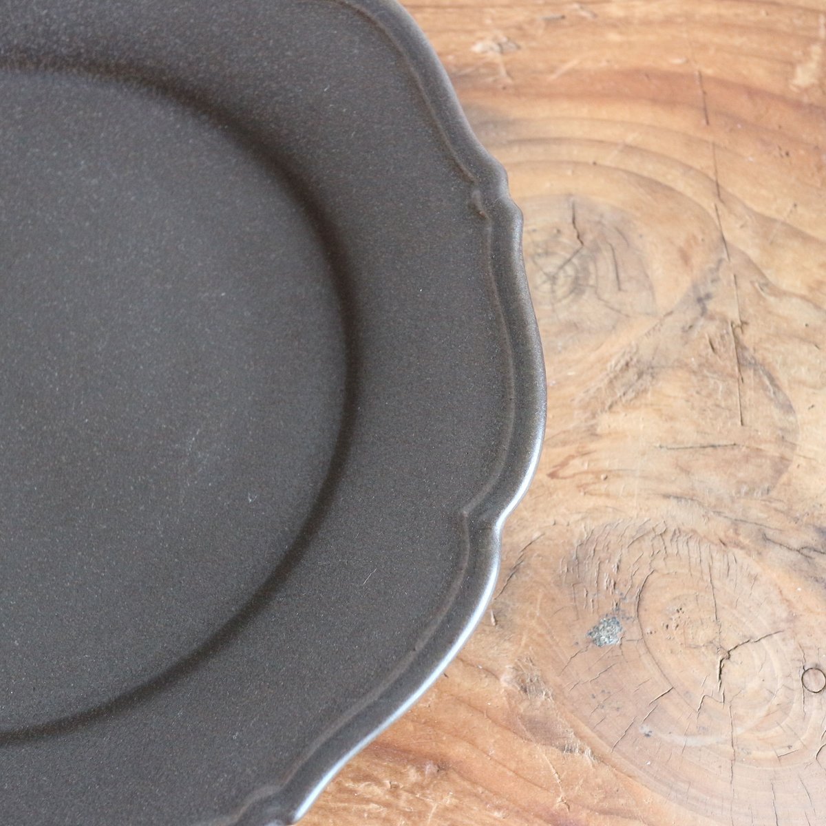 輪花皿M黒マット / あわびウェア | モノスタイル onlineshop