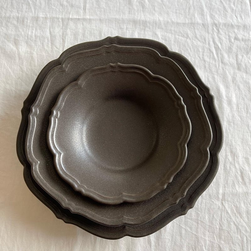 輪花中深皿黒マット / あわびウェア | モノスタイル onlineshop