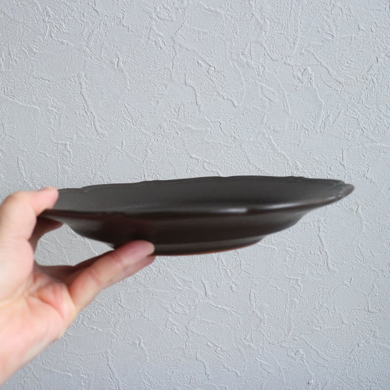 輪花皿M黒マット / あわびウェア | モノスタイル . shop 輪花皿M黒マット / あわびウェア | モノスタイル . shop