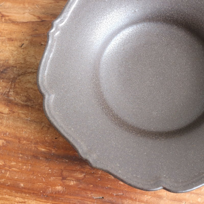 輪花中深皿黒マット / あわびウェア | モノスタイル onlineshop