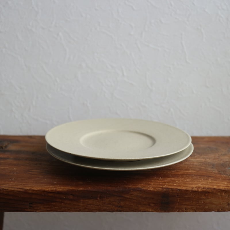 リム皿太7寸ベージュ / こいずみみゆき | モノスタイル . shop