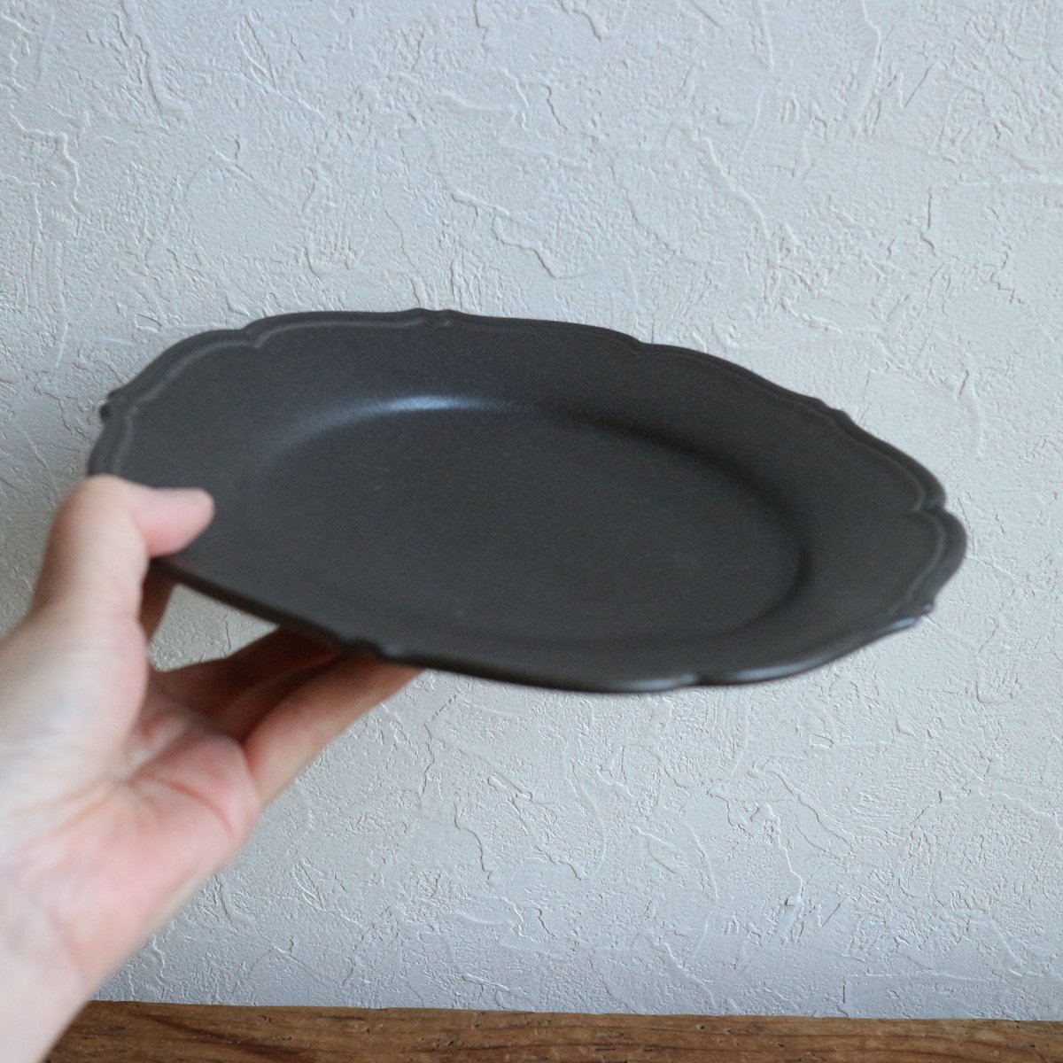 輪花皿M黒マット / あわびウェア | モノスタイル onlineshop