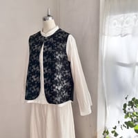 みみずくベスト　コットンリネン　キャンブリック花刺繍　ブラック　　　　　　　09-25402-0694