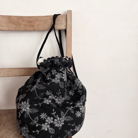 カルダモンbag  コットンリネン　ふっくら刺繍　ブラック　　　　　　　　　61-24504-0695