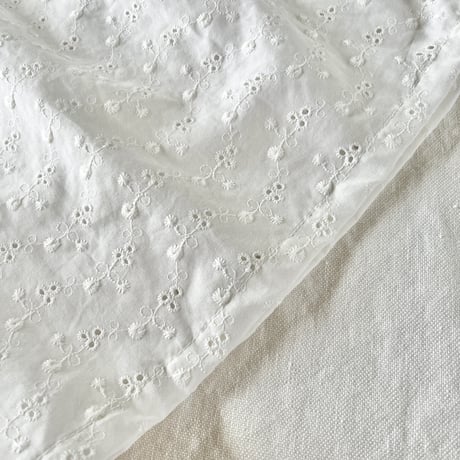 ピーチエプロン　コットンローン　小玉刺繍　オフホワイト　　　　　　　　18-25201-0295