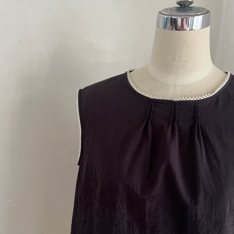 ペネロープトップ　コットンローン　花刺繍　チャコールグレー　　01-26303-0595