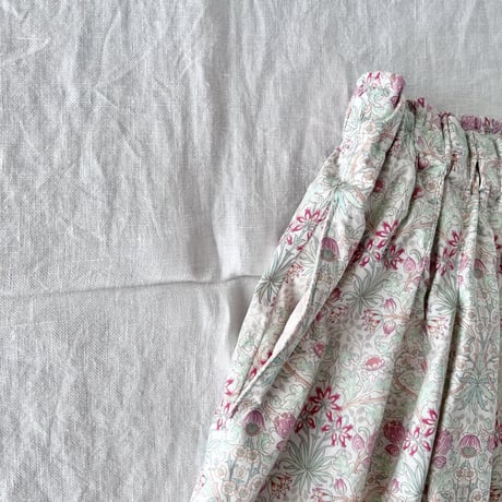 アネモネスカート　コットンシーチング　ウィリアム・モリス　ヒヤシンス　ベージュ　02-24201-1097