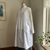 ココアエプロン　コットン　リング花刺繍　オフホワイト　　　　　　　　18-25402-0195