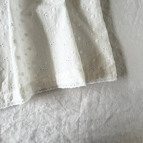 マロニエエプロン　コットン　ローン小玉刺繍　オフホワイト　　　　18-25401-0295
