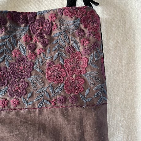 ソルティbag　コットン　ローン　花刺繍　ワイン　　　　　　　　　　61-25407-2295