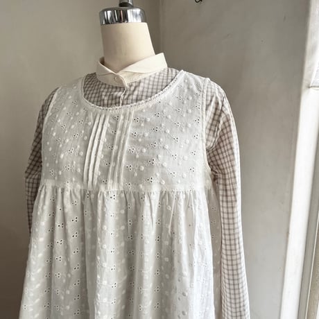 マロニエエプロン　コットン　ローン小玉刺繍　オフホワイト　　　　18-25401-0295
